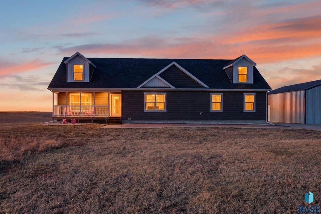5 bedroom house for sale at 46098 274th St Chancellor - $529,900