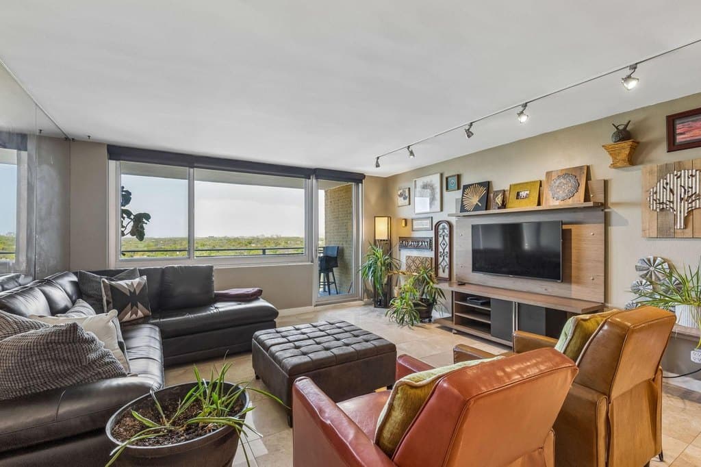 1 bedroom condo for sale at 3883 Turtle Creek Blvd Apt 1616 Dallas - $240,000