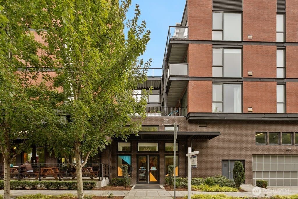 1 bedroom townhouse for sale at 1601 N 45th St #212 Tacoma 98103 - $380,000