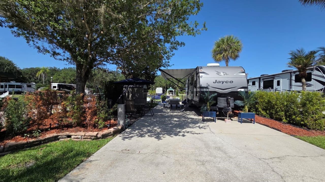 multi-family for sale at 579 Waterway Dr Pembroke Pines 33867 - $279,000