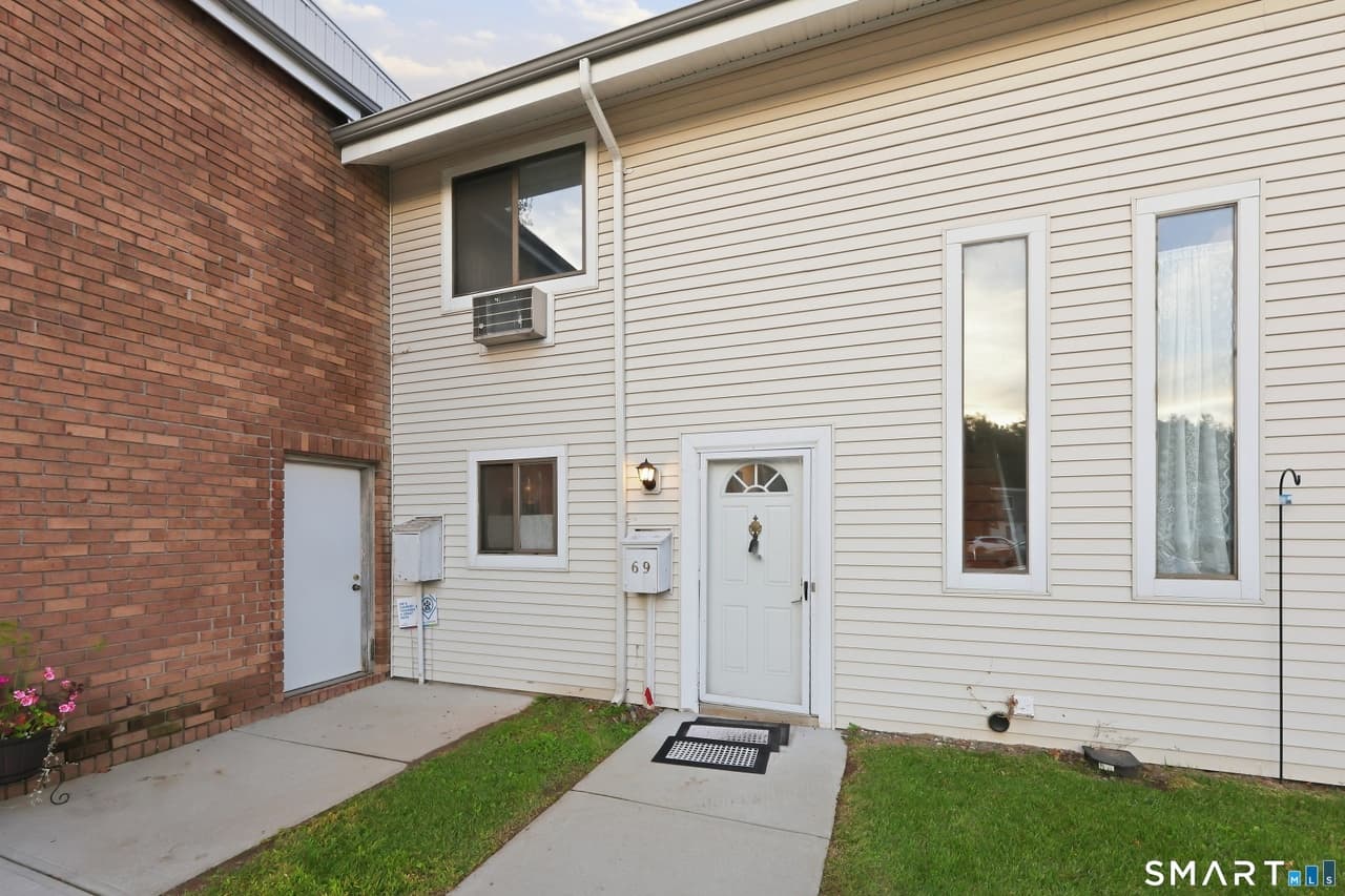 2 bedroom townhouse for sale at 69 Sutton Pl #69 Bridgeport 06002 - $195,000