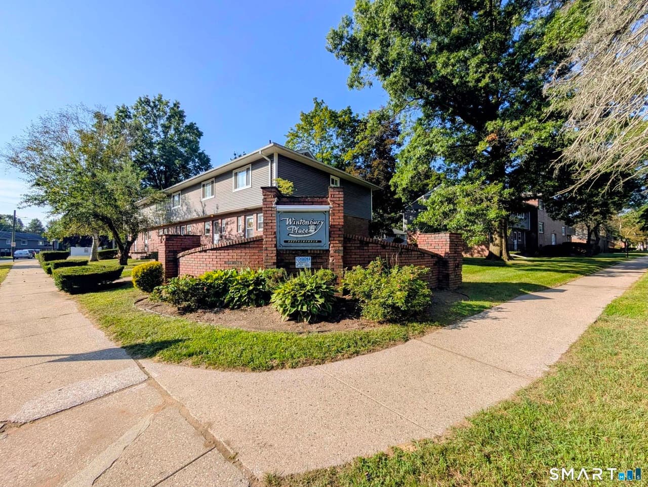 2 bedroom townhouse for sale at 2 Camelot Dr #3 Bridgeport 06002 - $157,900