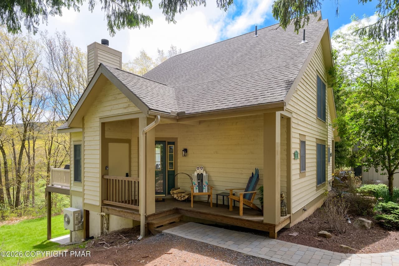 4 bedroom condo for sale at 416 Hickory Dr Franklin Park 18372 - $439,000