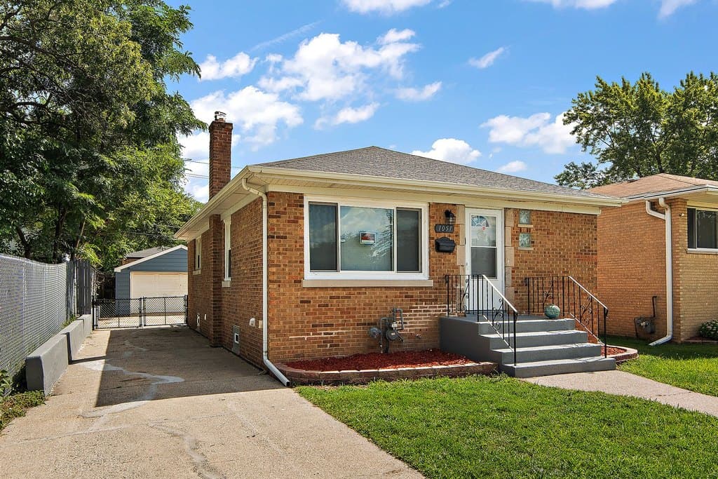 2 bedroom house for sale at 1051 Burnham Ave Calumet City - $234,800