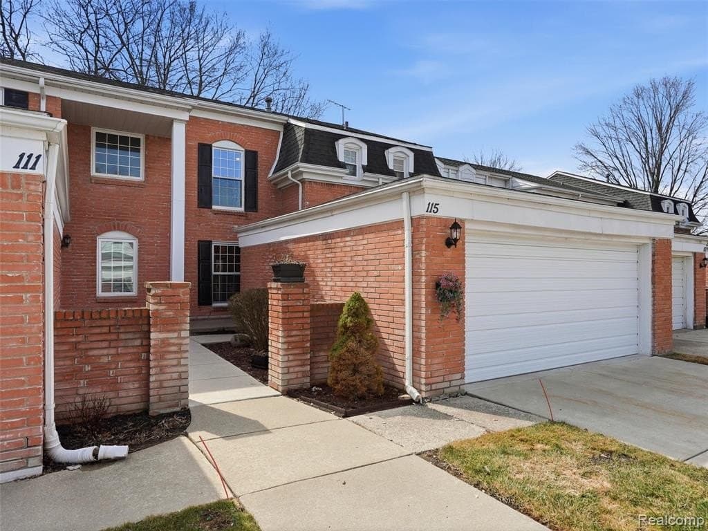 3 bedroom condo for sale at 115 Manor Way Rochester Hills 48309 - $295,000