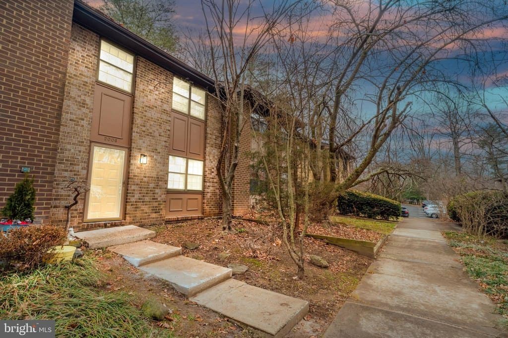 3 bedroom townhouse for sale at 2006 Headlands Cir Reston 20191 - $564,900
