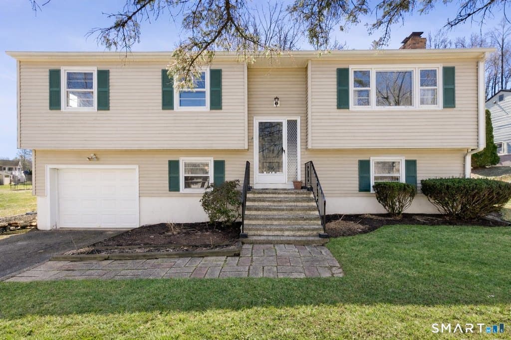 4 bedroom house for sale at 21 Hawley Rd Ext Danbury 06811 - $495,000