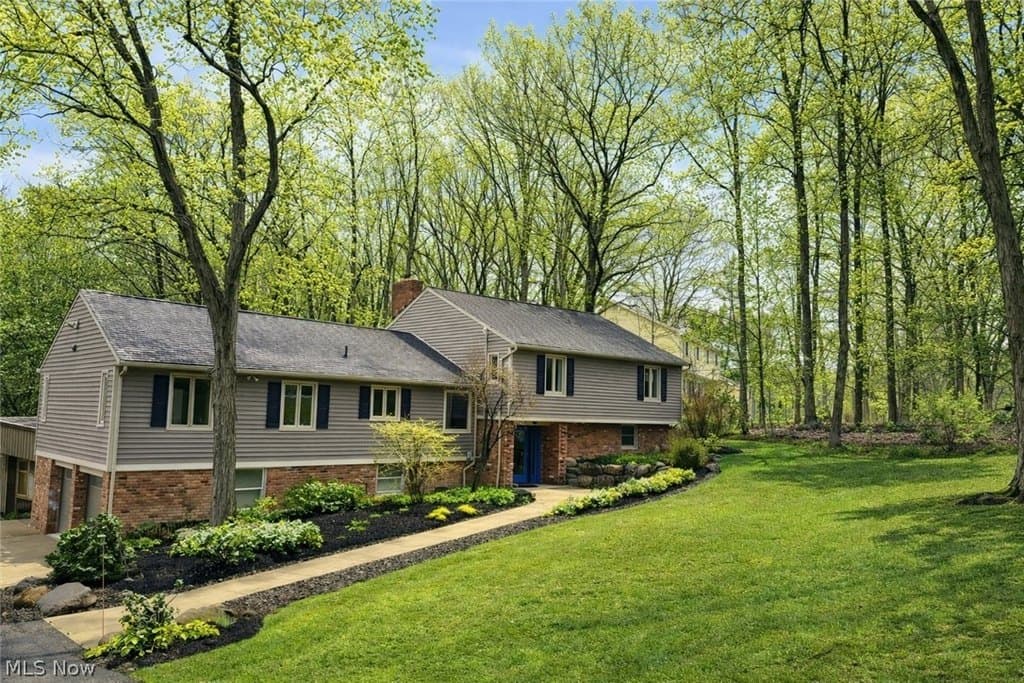 5 bedroom house for sale at 633 Coy Ln Chagrin Falls - $639,000