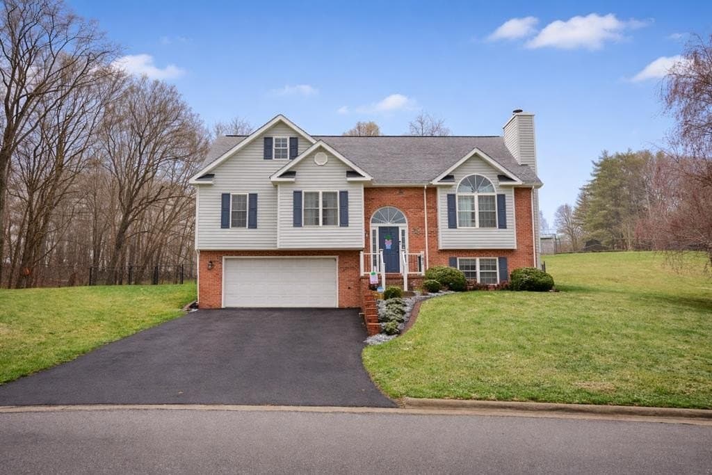 4 bedroom house for sale at 182 Brandon Dr Bluefield - $330,000
