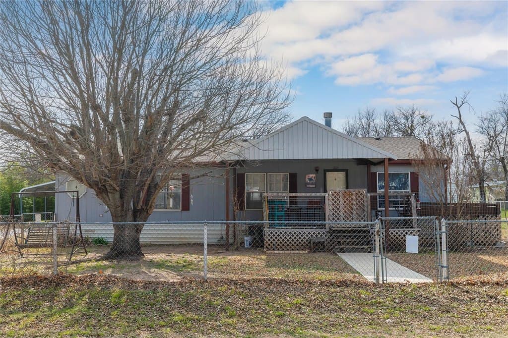 3 bedroom house for sale at 209 Martin Bangs - $130,000
