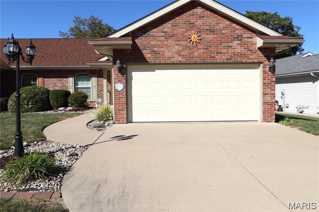 2 bedroom house for sale at 3210 Leverett Ct Alton - $229,900
