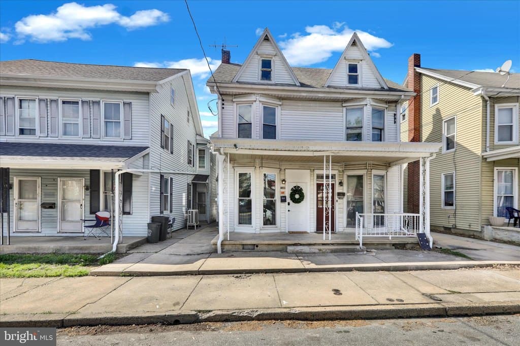 3 bedroom townhouse for sale at 144 Church Ave Ephrata 17522 - $289,900