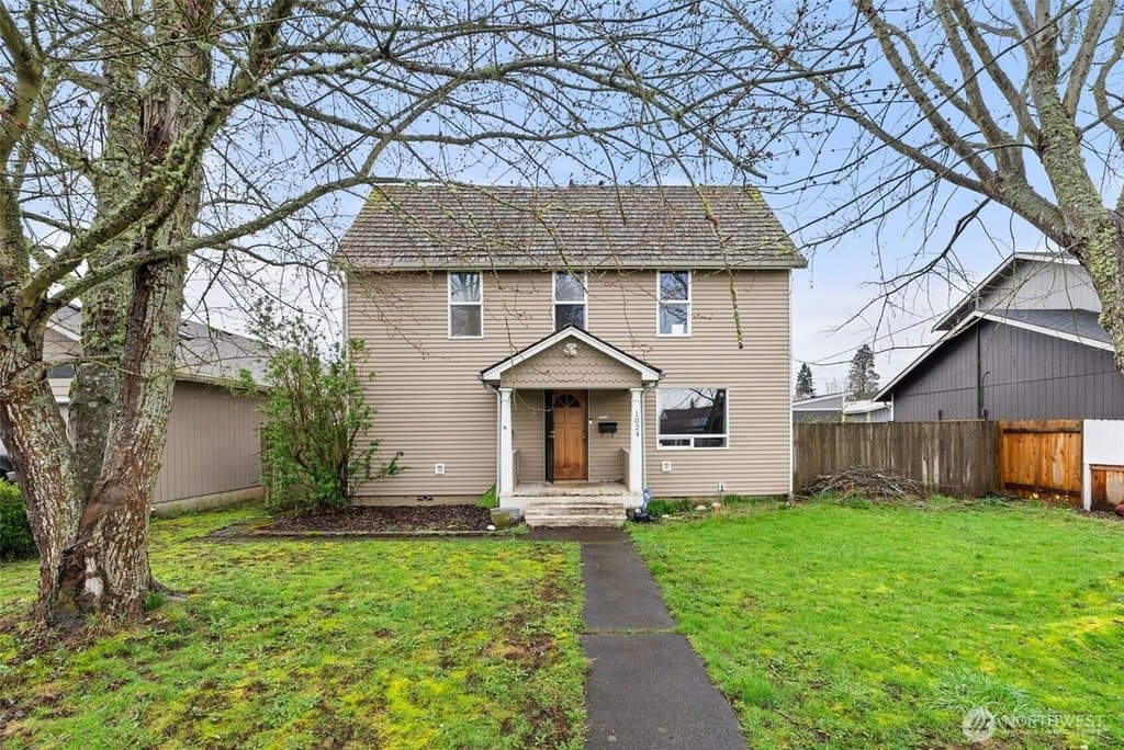 3 bedroom house for sale at 1024 H St Centralia - $275,000