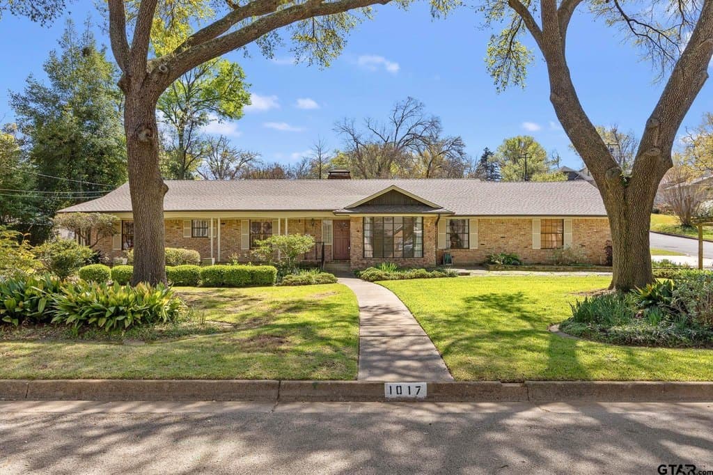 3 bedroom house for sale at 1017 Hansford Pl Tyler 75701 - $399,900