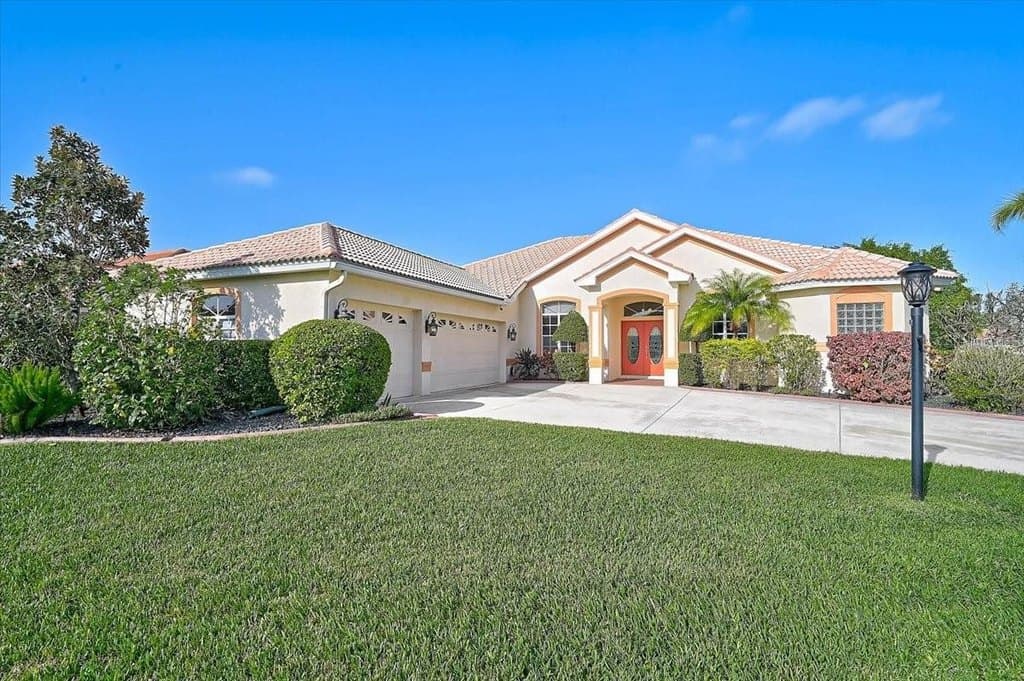 4 bedroom house for sale at 4422 McIntosh Lake Ave Bee Ridge - $795,000