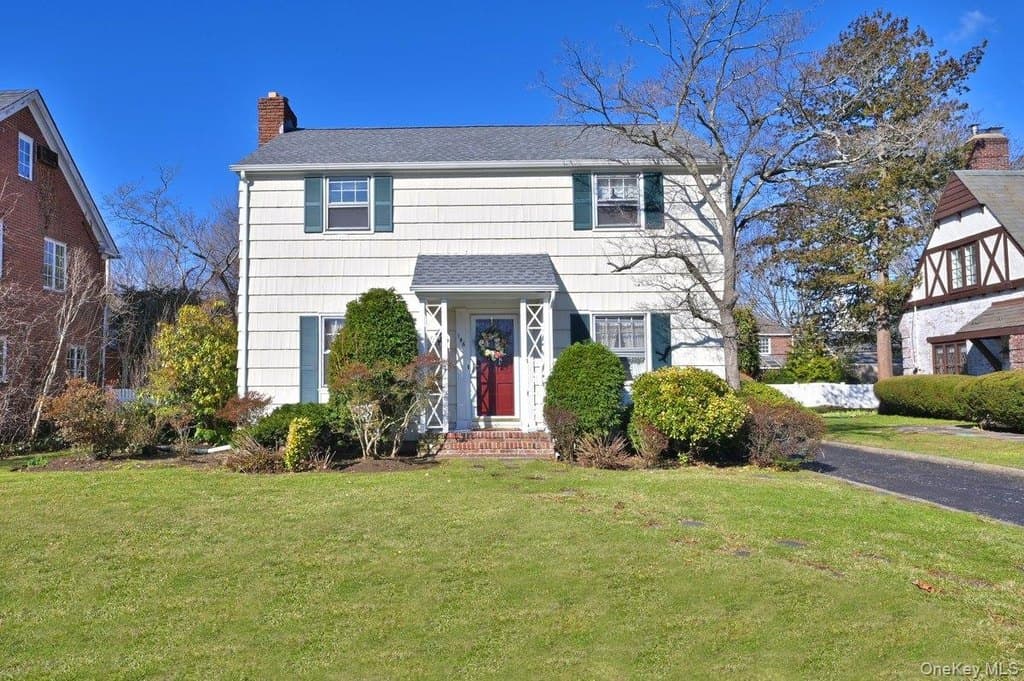 3 bedroom house for sale at 146 Kildare Rd Garden City 11530 - $1,299,999