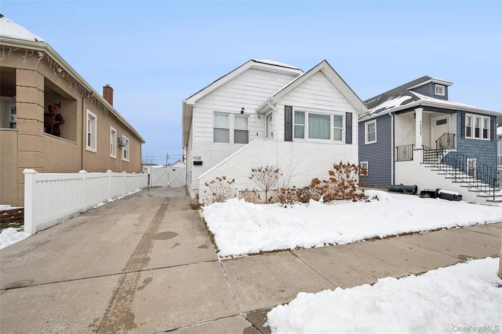 2 bedroom house for sale at 1038 Traymore Blvd Barnum Island - $579,000