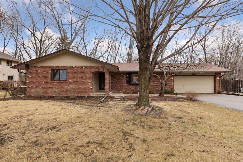 3 bedroom house for sale at 1795 Lake Valentine Rd Arden Hills - $450,000