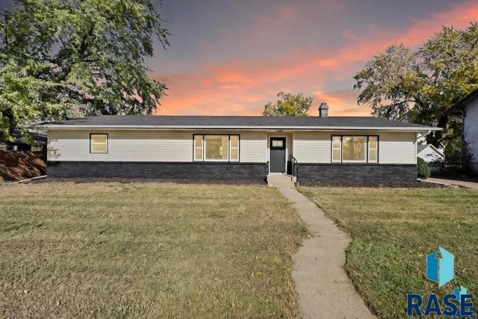 5 bedroom house for sale at 206 W Hemlock St Beresford - $364,900