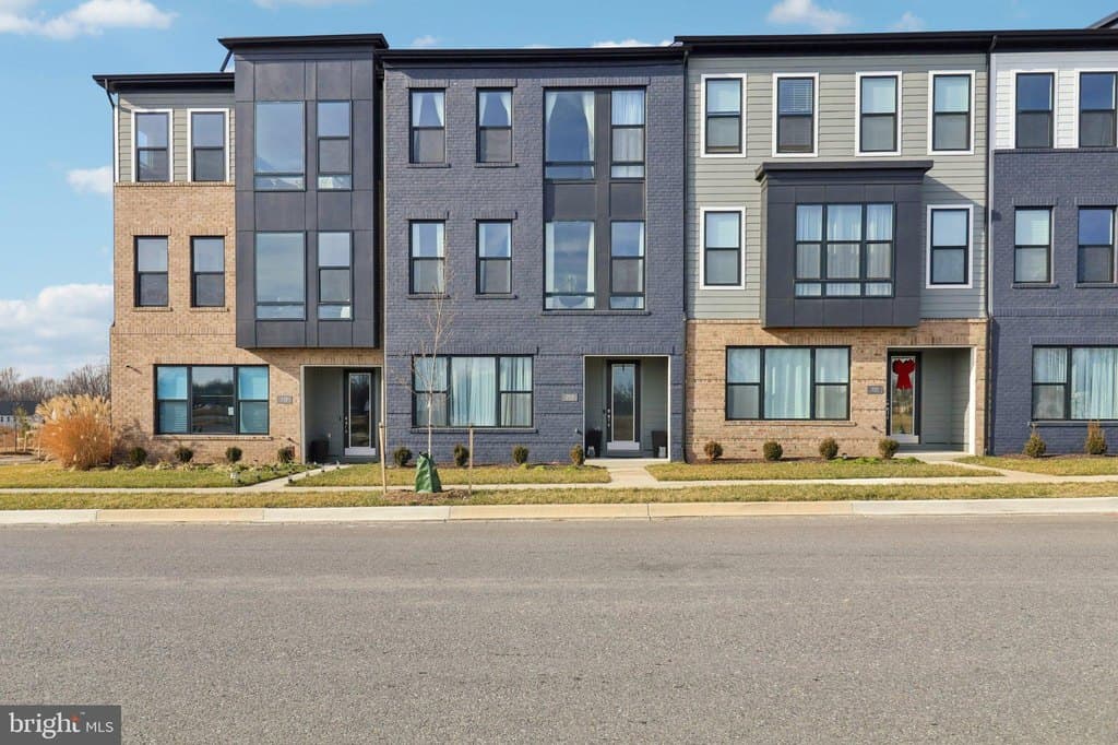 3 bedroom townhouse for sale at 717 Fairmont Dr Bowie - $649,990