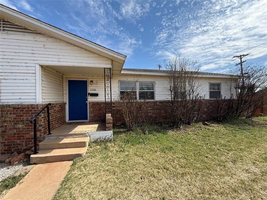 3 bedroom house for sale at 1700 N Lee St Altus - $129,900