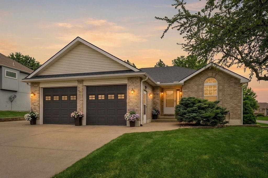 4 bedroom house for sale at 605 NW Silverstone Cir Grain Valley 64029 - $398,000