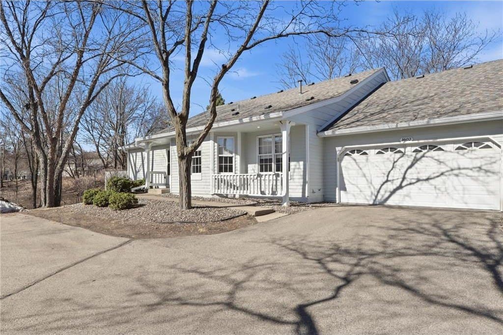 2 bedroom townhouse for sale at 1602 Mallard Vw Eagan 55122 - $349,900