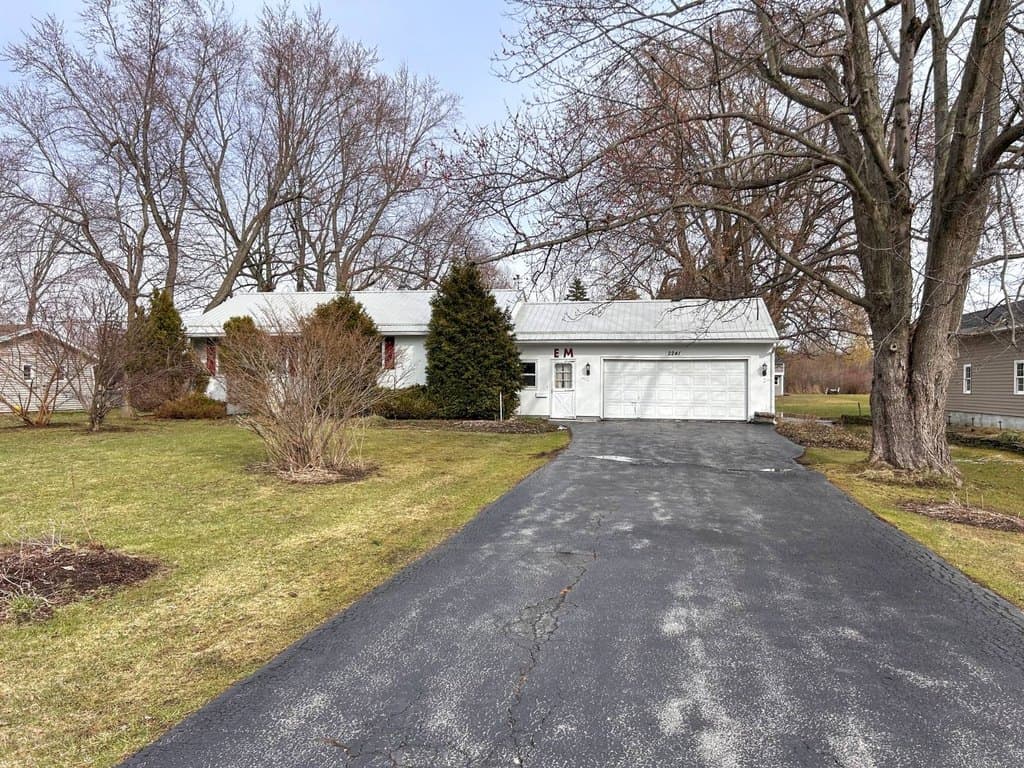 3 bedroom house for sale at 2241 Town Line Rd Alden - $100,000