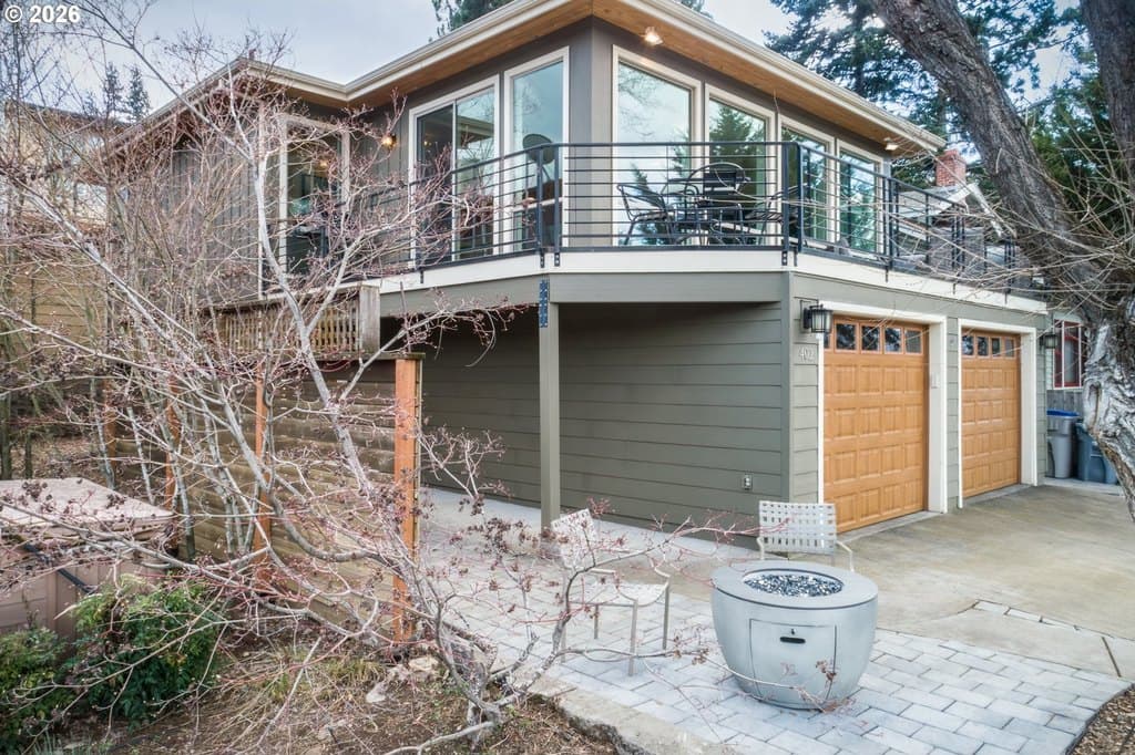 3 bedroom house for sale at 402 Bluff Rd Hood River 97031 - $1,095,000