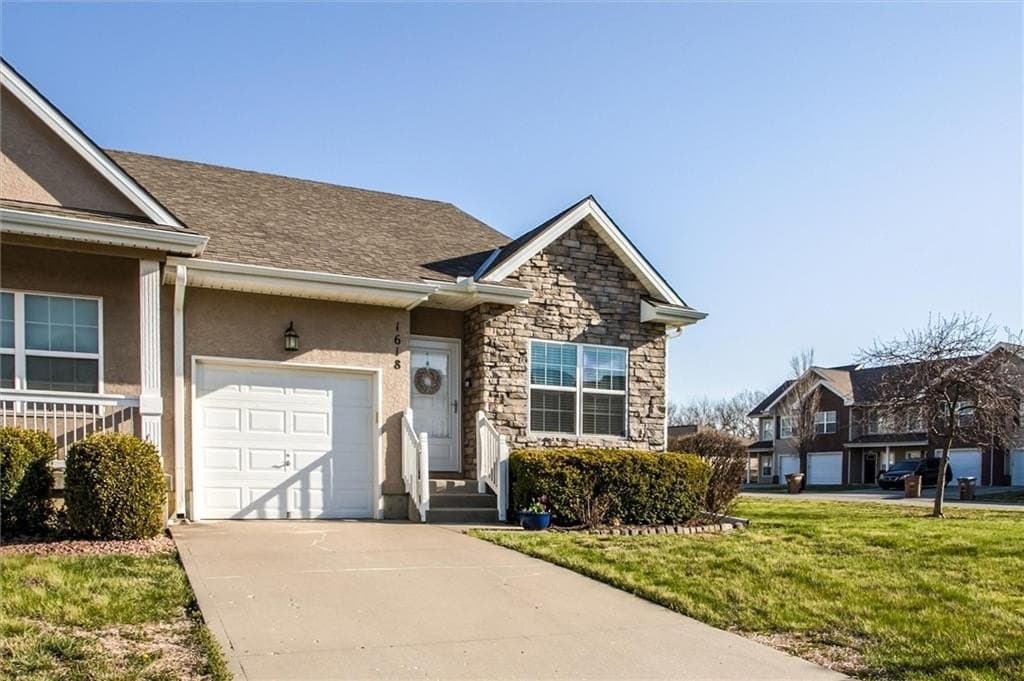 2 bedroom house for sale at 1618 Ridgeway Dr Raymore 64083 - $219,000