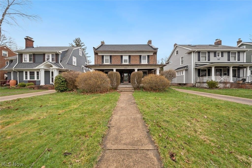 4 bedroom house for sale at 17712 Riverway Dr Lakewood 44107 - $354,000