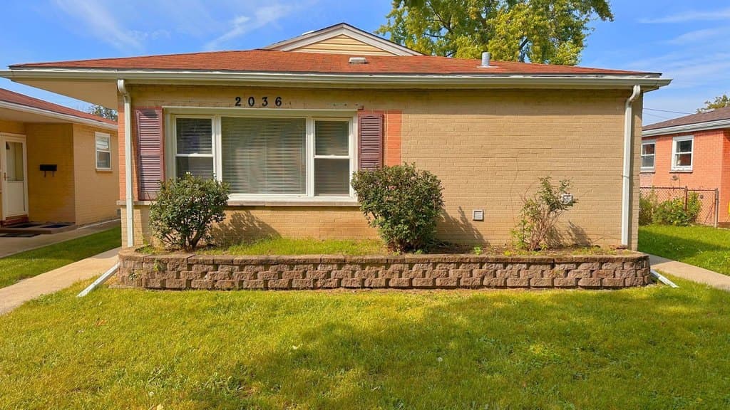 3 bedroom house for sale at 2036 S 15th Ave Broadview - $268,000