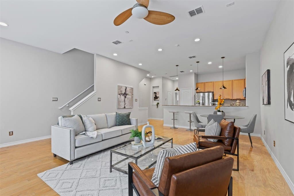 3 bedroom condo for sale at 15759 Seabolt Unit 44 Addison - $525,000