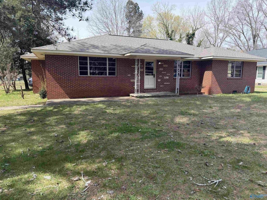 4 bedroom house for sale at 900 Brown St Boaz - $220,000