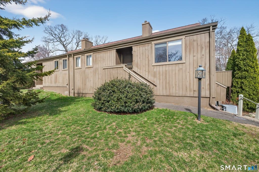 1 bedroom condo for sale at 196 Apache Ln Unit A Oronoque 06614 - $365,000