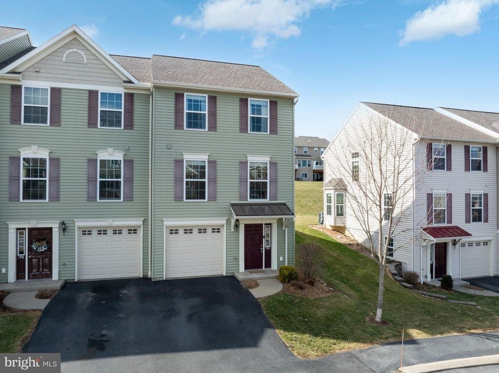 3 bedroom townhouse for sale at 194 Kestrel Ln Boalsburg - $345,000