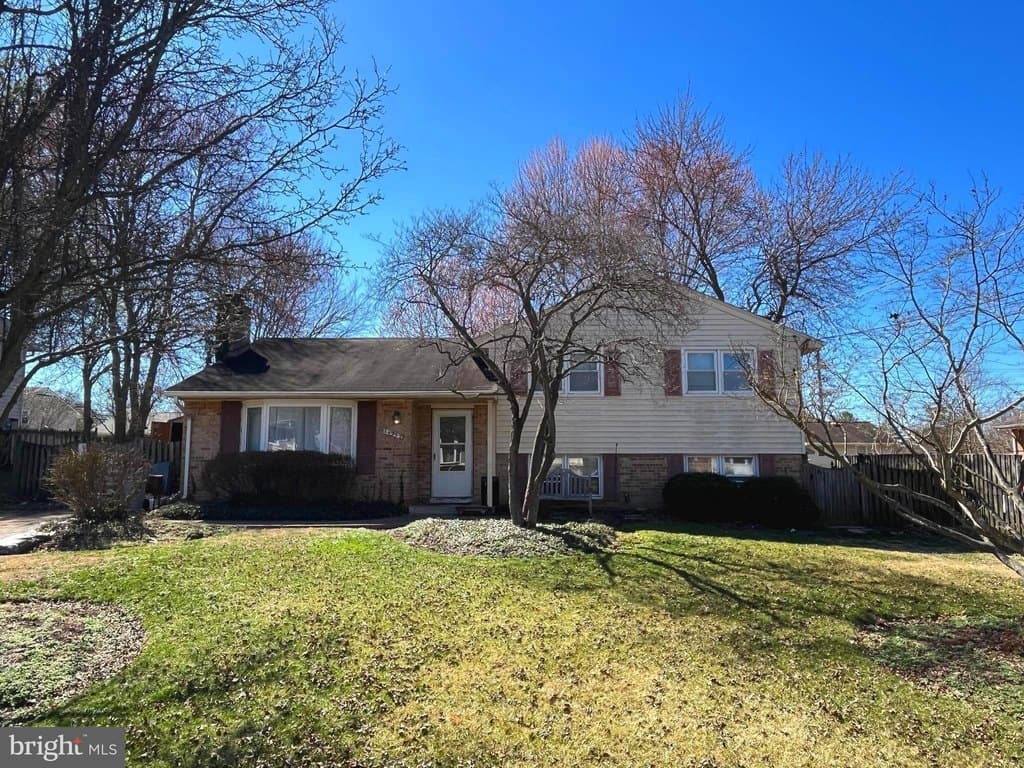 4 bedroom house for sale at 14717 Lock Dr Centreville - $475,000