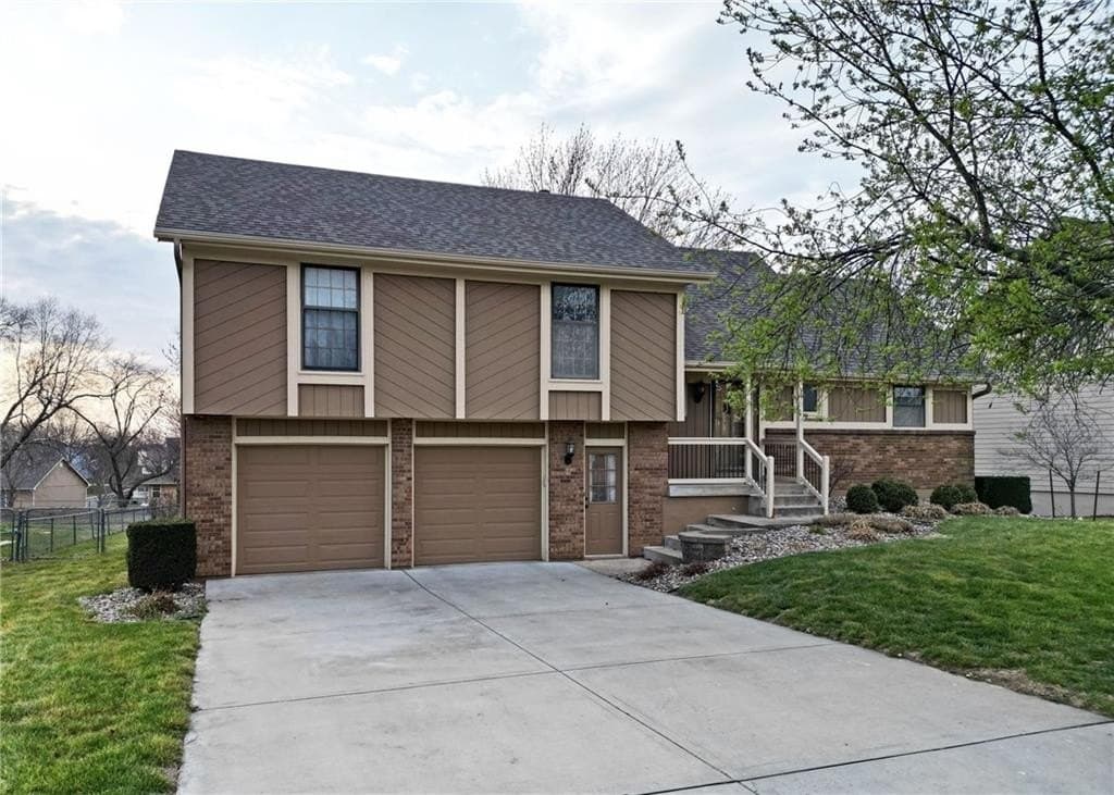 3 bedroom house for sale at 216 Johnston Pkwy Raymore 64083 - $314,900