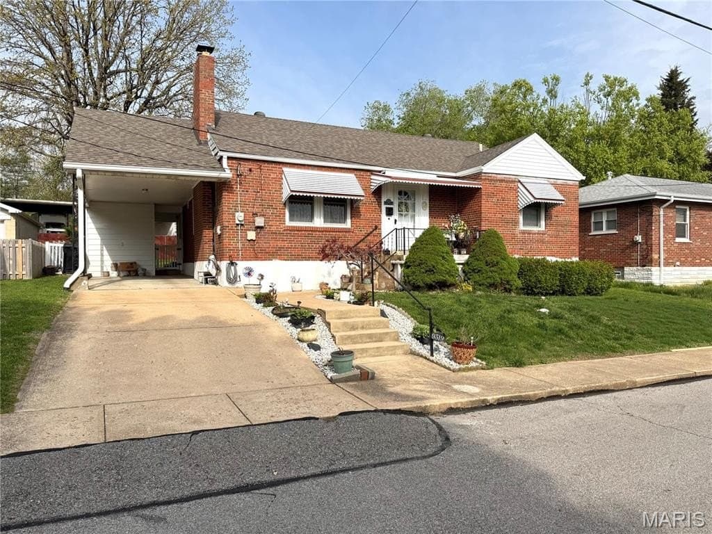 3 bedroom house for sale at 9319 Brenda Ave Affton - $246,900