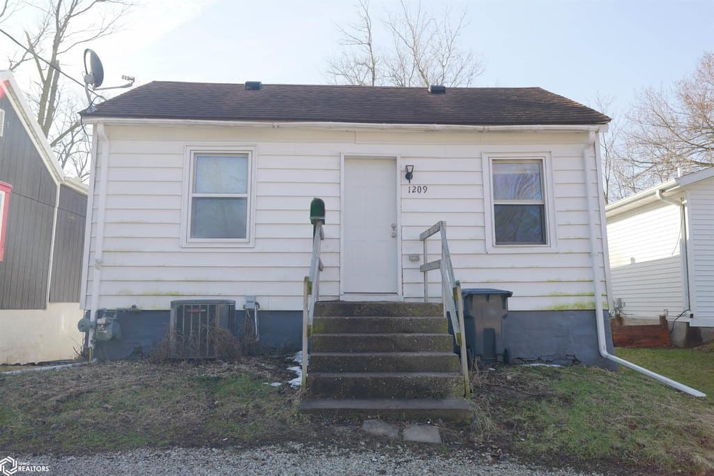1 bedroom house for sale at 1209 Patterson St Burlington - $54,900