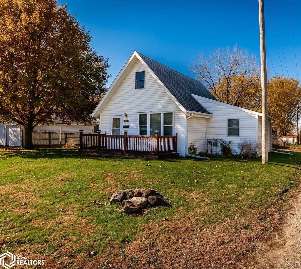 3 bedroom house for sale at 105 S Dubuque St Albion - $159,900