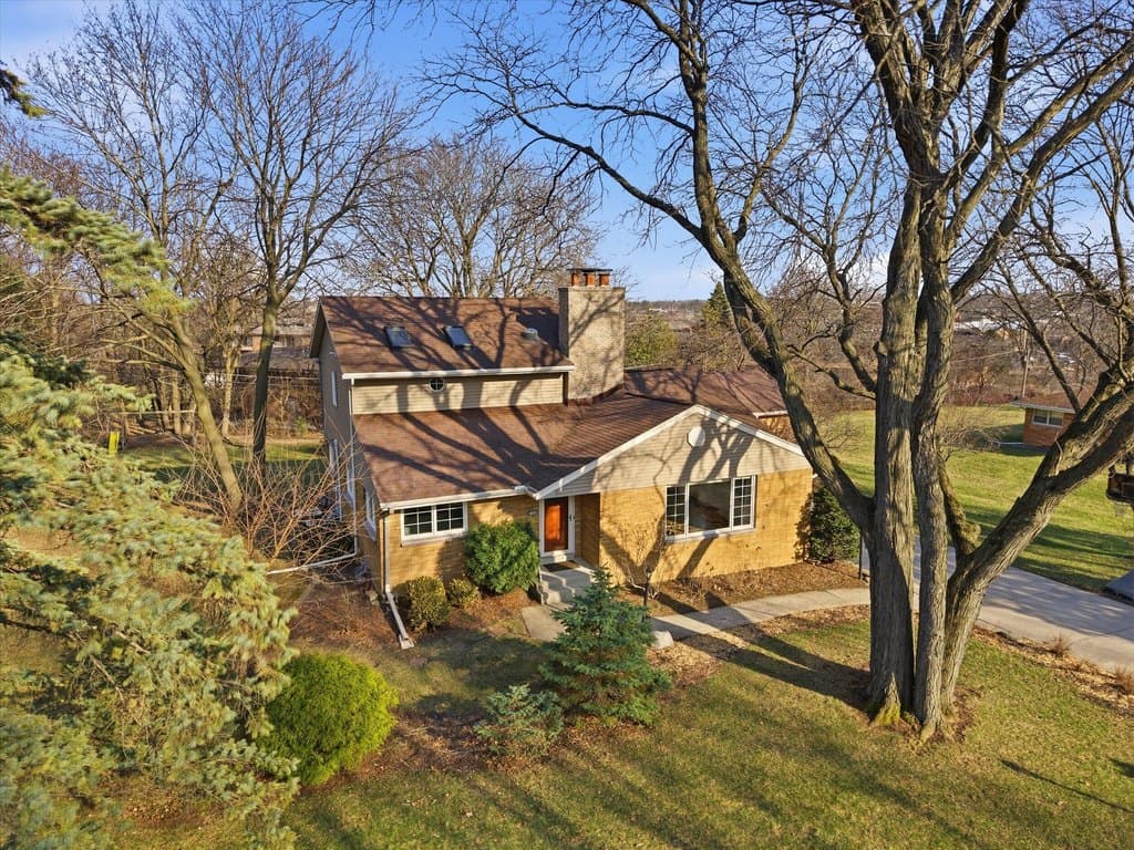 4 bedroom house for sale at 2340 Alta Louise Pkwy Brookfield 53045 - $565,000