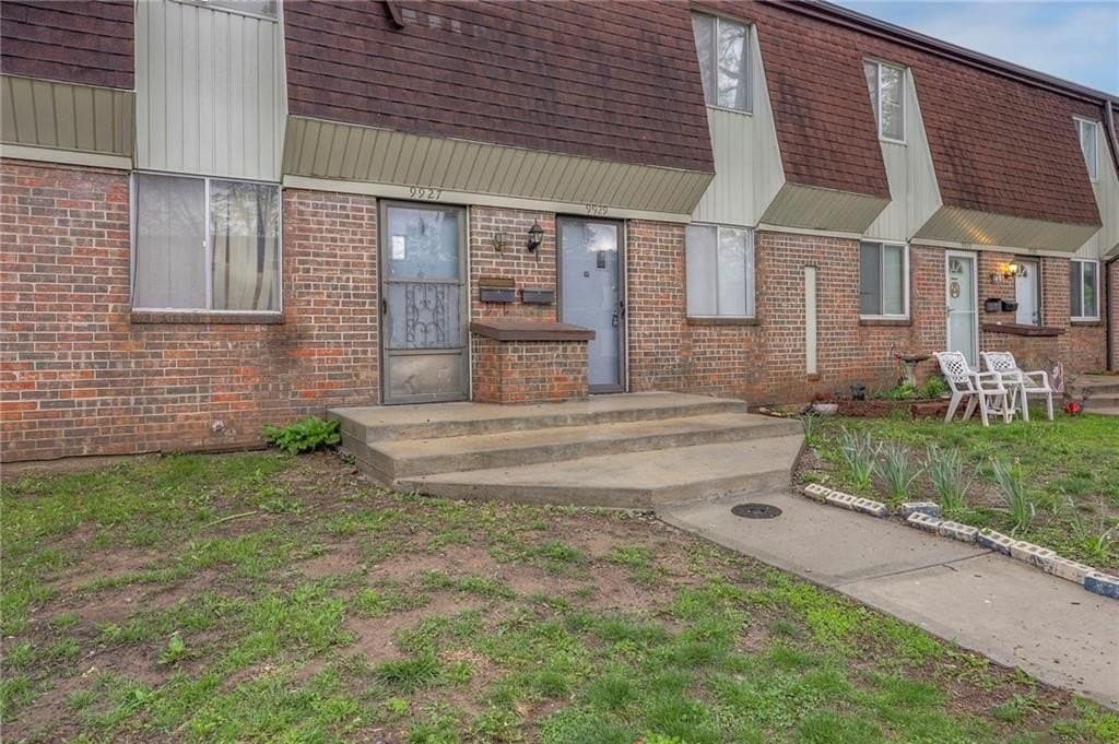 3 bedroom townhouse for sale at 9929 W 52nd St Merriam 66203 - $199,999