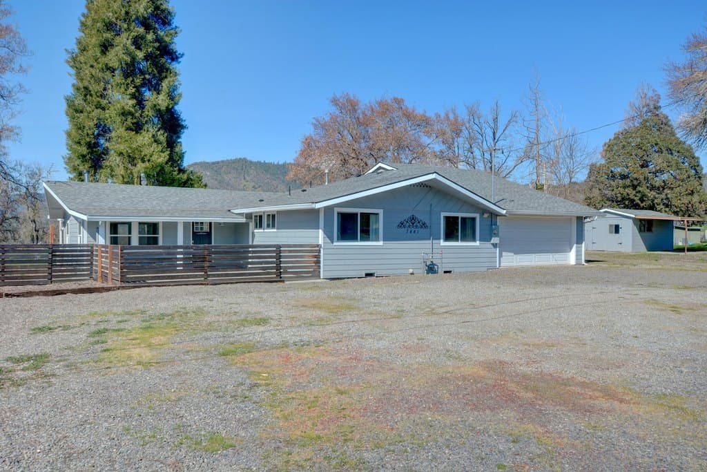 2 bedroom house for sale at 7441 Maple Ln Central Point - $423,000