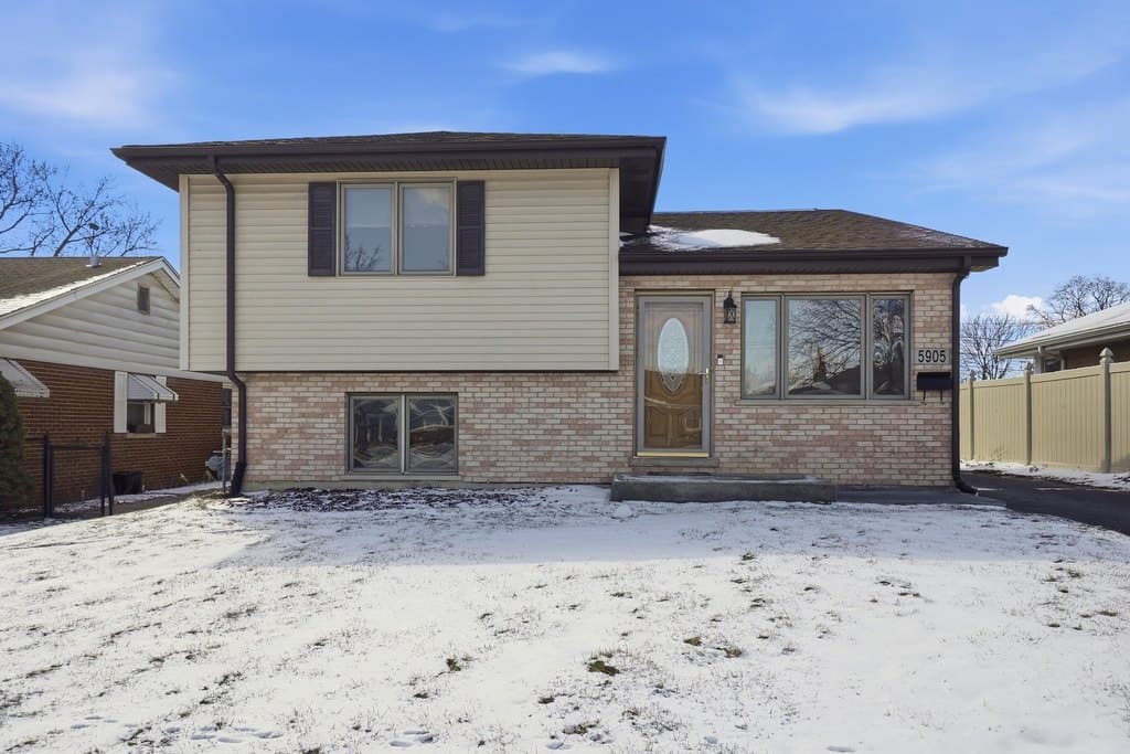 3 bedroom house for sale at 5905 Superior St Berkeley - $389,999
