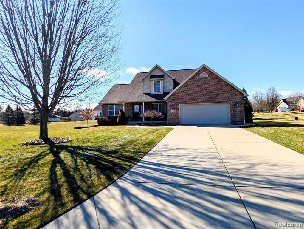 4 bedroom house for sale at 5441 Meadow Creek Ct Flint 48532 - $324,900