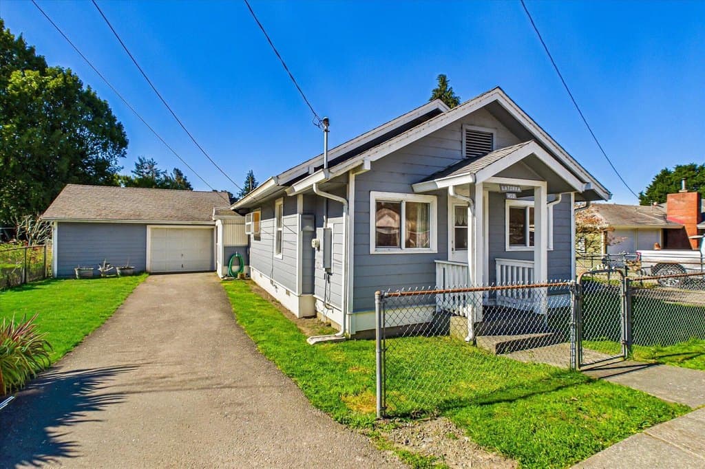 3 bedroom house for sale at 450 Blue Lake Blvd Blue Lake - $499,000