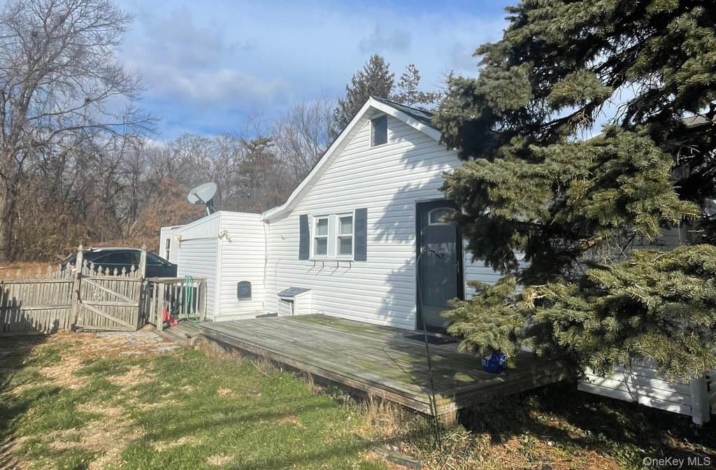 2 bedroom house for sale at 359 Park Ave Babylon 11702 - $449,000
