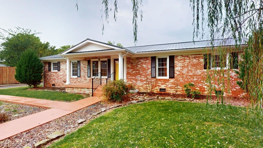 3 bedroom house for sale at 715 Poplar Bluff Rd E Auburntown - $335,000