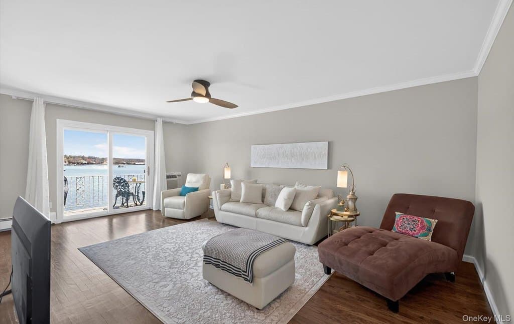 1 bedroom coop for sale at 1 Toms Point Ln Apt 17G Port Washington 11050 - $535,000